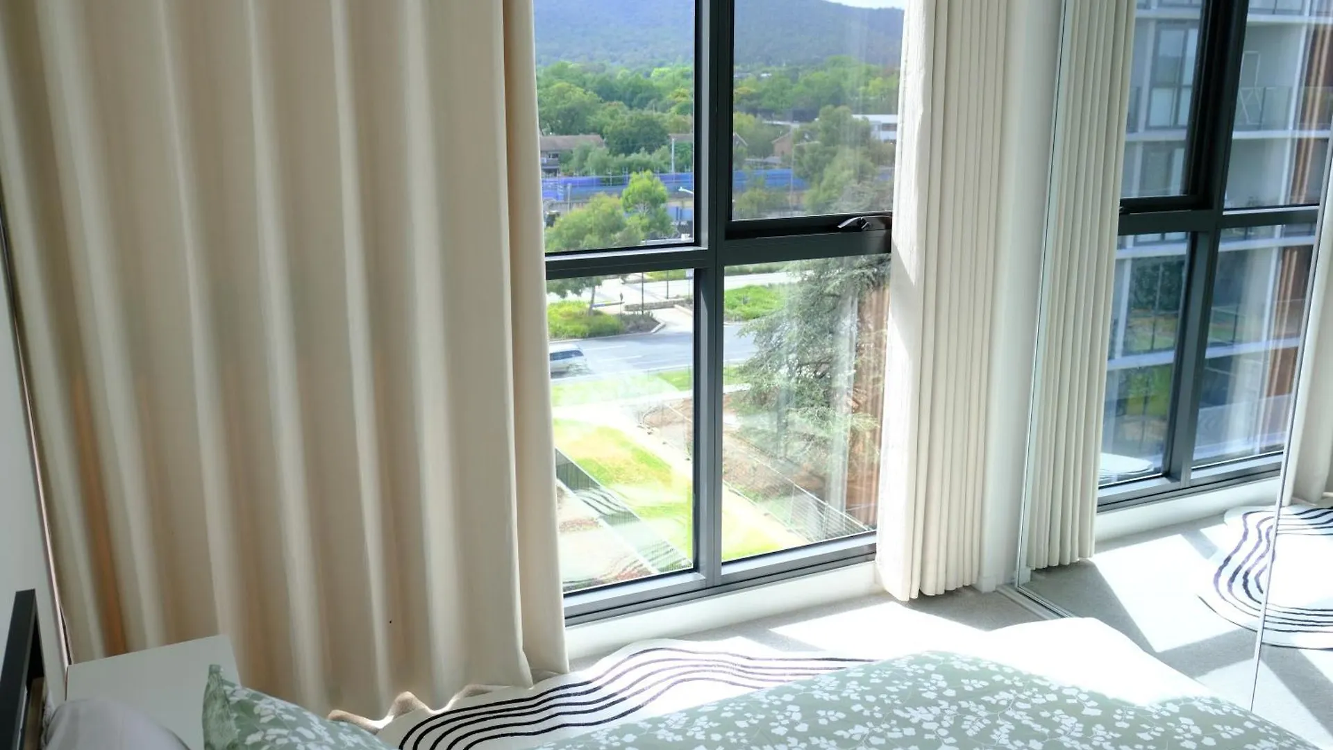 Japanese Penthouse Retreat 1B1B 2 Parking 5-Min Tram-To-Cbd Brekky Wifi Netflix Apartment Canberra