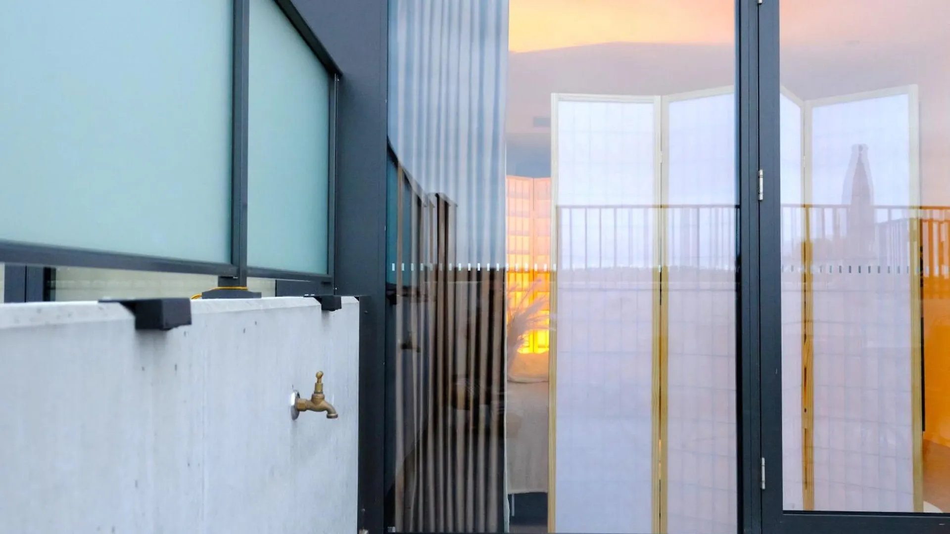 Japanese Penthouse Retreat 1B1B 2 Parking 5-Min Tram-To-Cbd Brekky Wifi Netflix Apartment Canberra 0*,  Australia