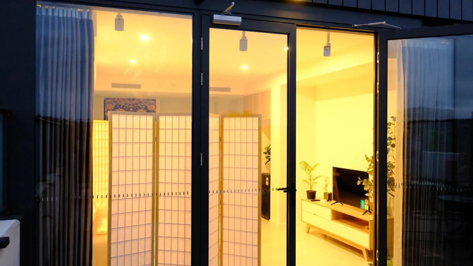 Japanese Penthouse Retreat 1B1B 2 Parking 5-Min Tram-To-Cbd Brekky Wifi Netflix Apartment Canberra