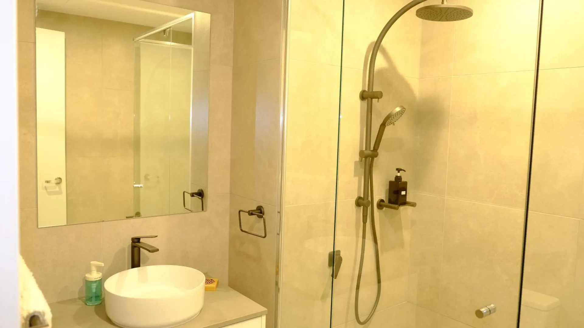 Japanese Penthouse Retreat 1B1B 2 Parking 5-Min Tram-To-Cbd Brekky Wifi Netflix Apartment Canberra