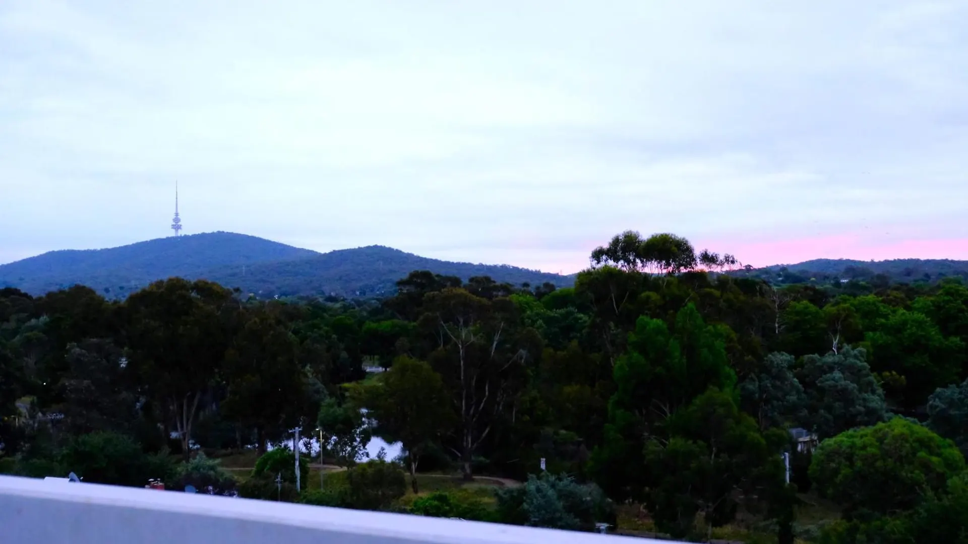 Japanese Penthouse Retreat 1B1B 2 Parking 5-Min Tram-To-Cbd Brekky Wifi Netflix Apartment Canberra