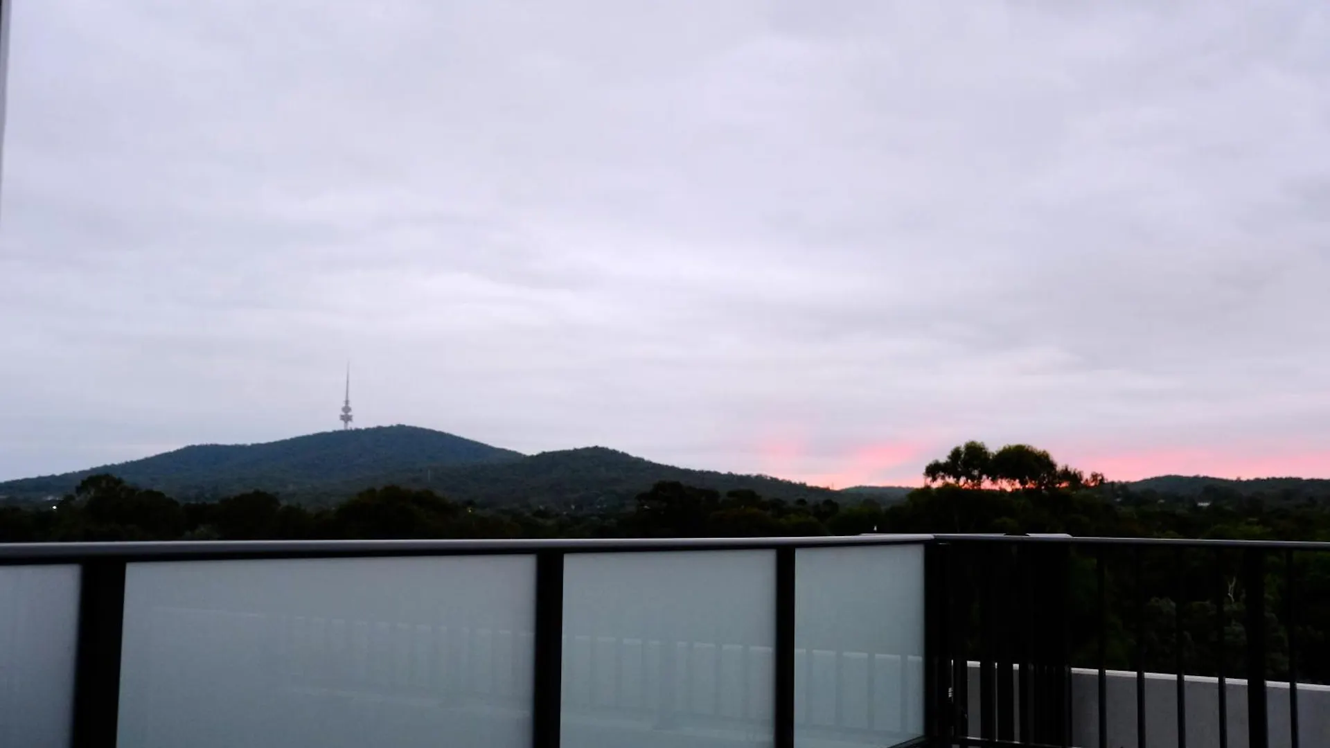 Japanese Penthouse Retreat 1B1B 2 Parking 5-Min Tram-To-Cbd Brekky Wifi Netflix Apartment Canberra
