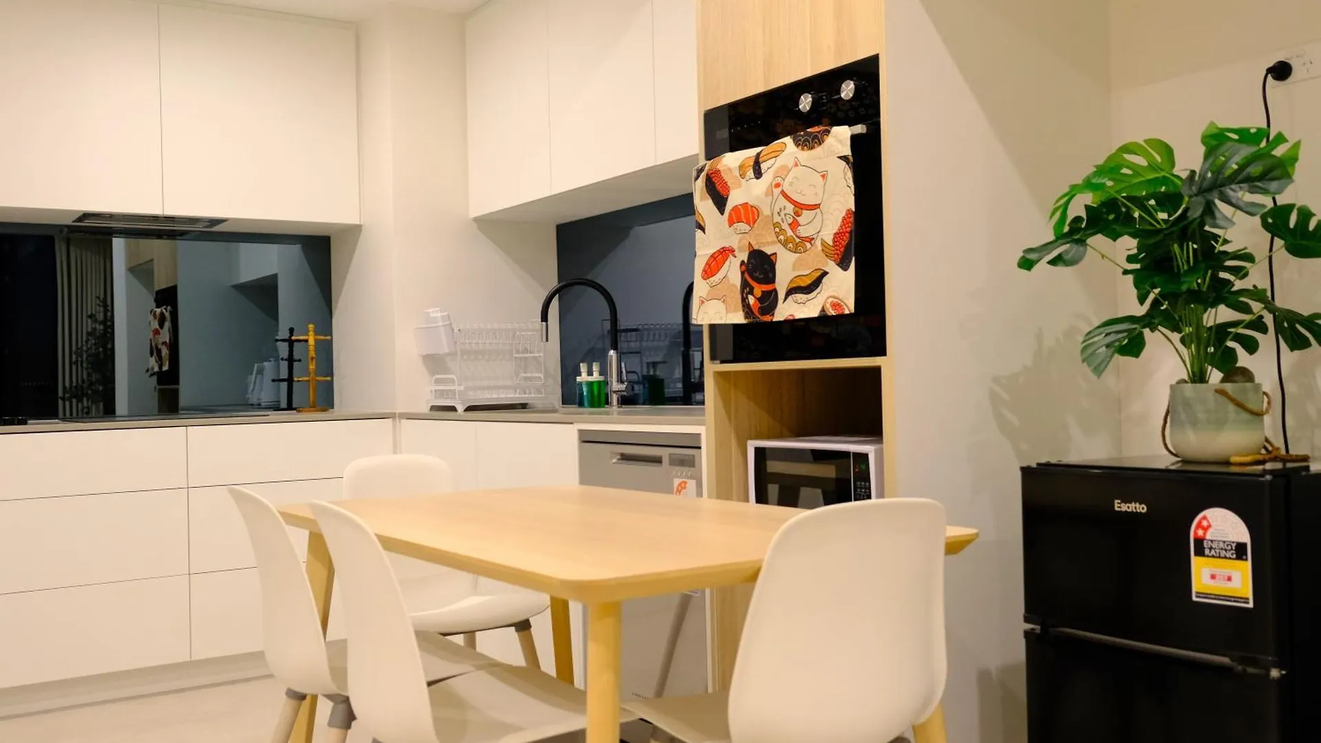 Japanese Penthouse Retreat 1B1B 2 Parking 5-Min Tram-To-Cbd Brekky Wifi Netflix Apartment Canberra